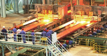 从事钢铁和重物搬动工人应该穿什么鞋？