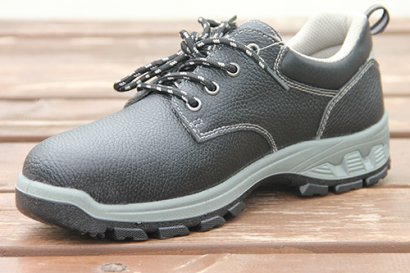 大型机械维修厂作业需要穿着防护鞋