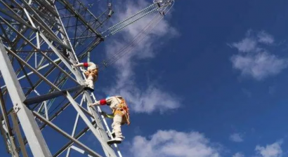 飞鹤·安全鞋 | 在高压电力塔作业环境工作，足部防护要注意什么？